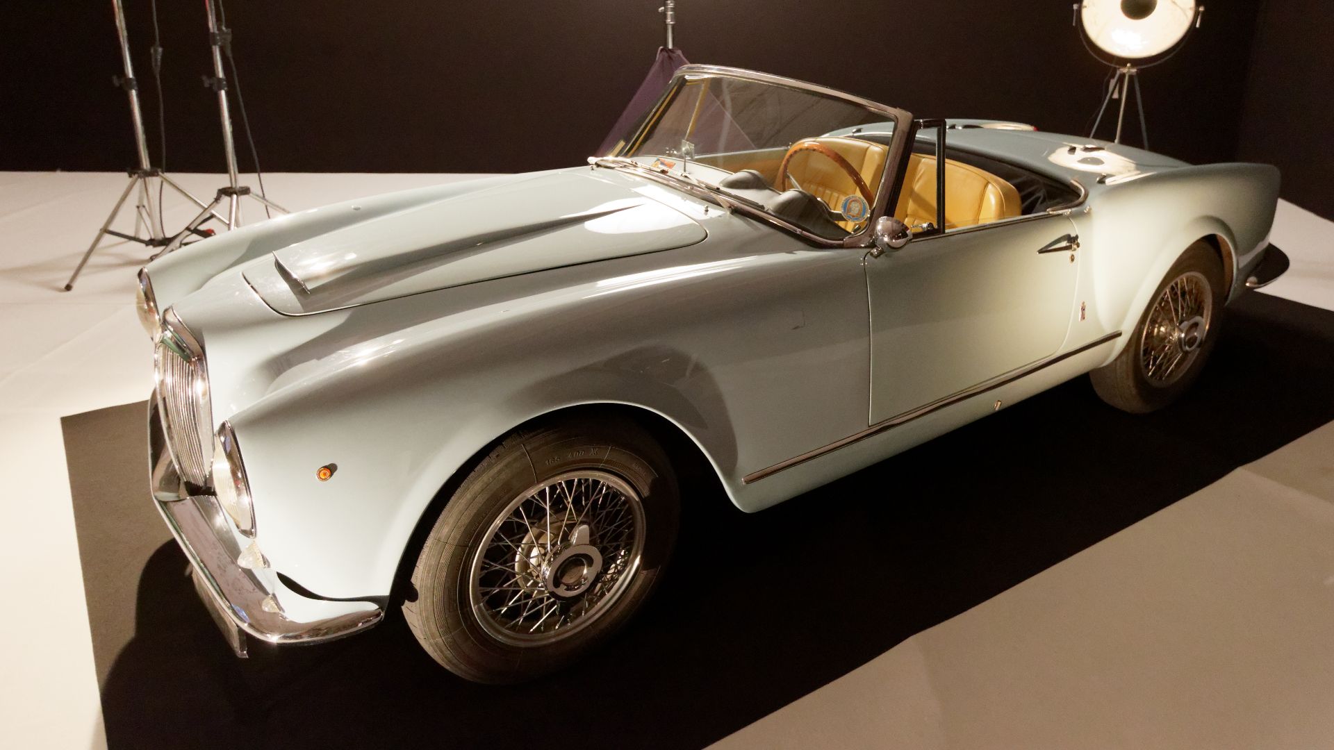 Une Lancia Aurelia B24S Spider de 1955 présentée lors du mondial de l'automobile de Paris 2016. Ce modèle de véhicule a été utilisé sur le tournage du film Le fanfaron