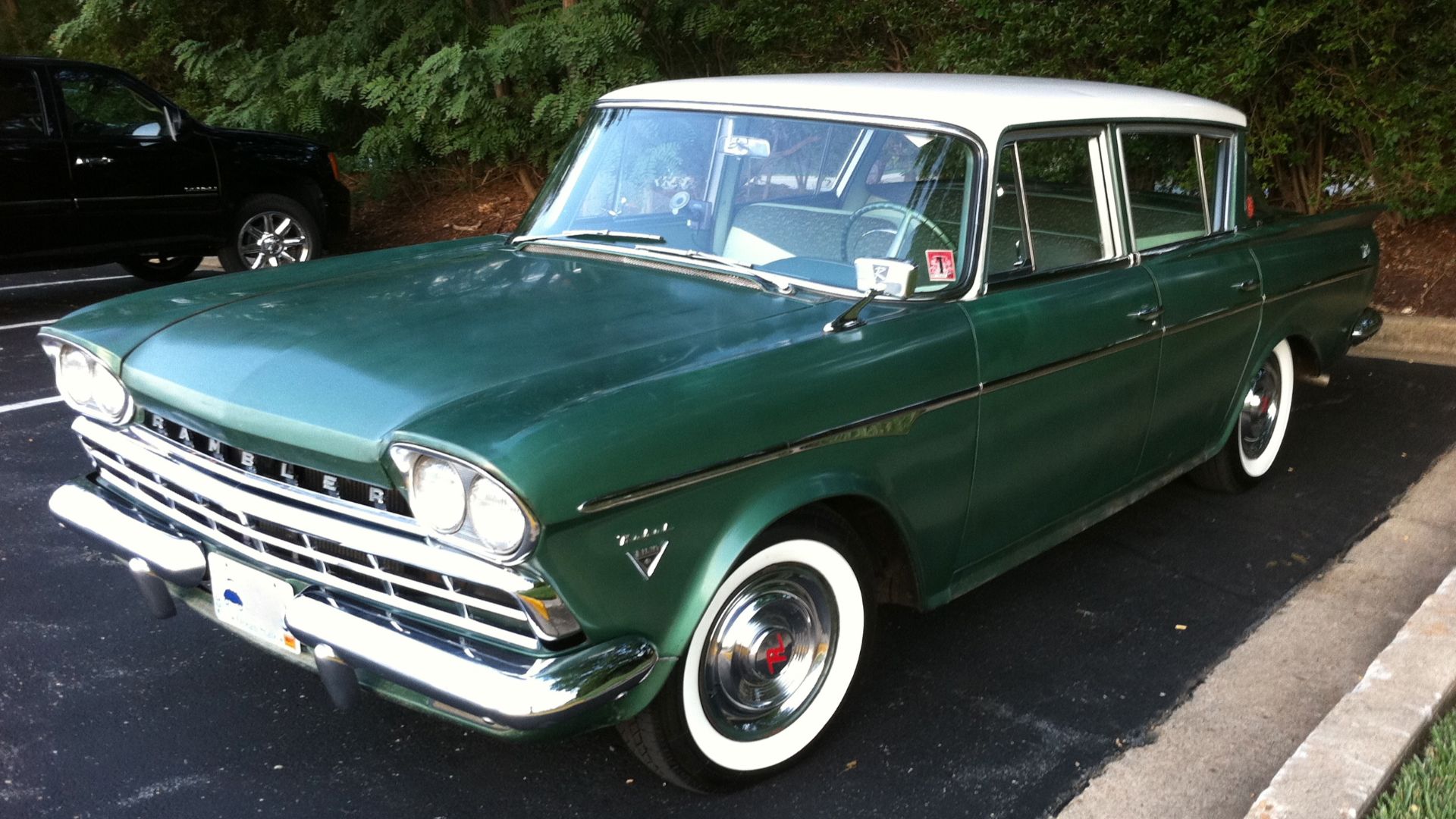 1960 Rambler Rebel V8. A family-sized 4-door sedan built by American Motors Corporation (AMC).