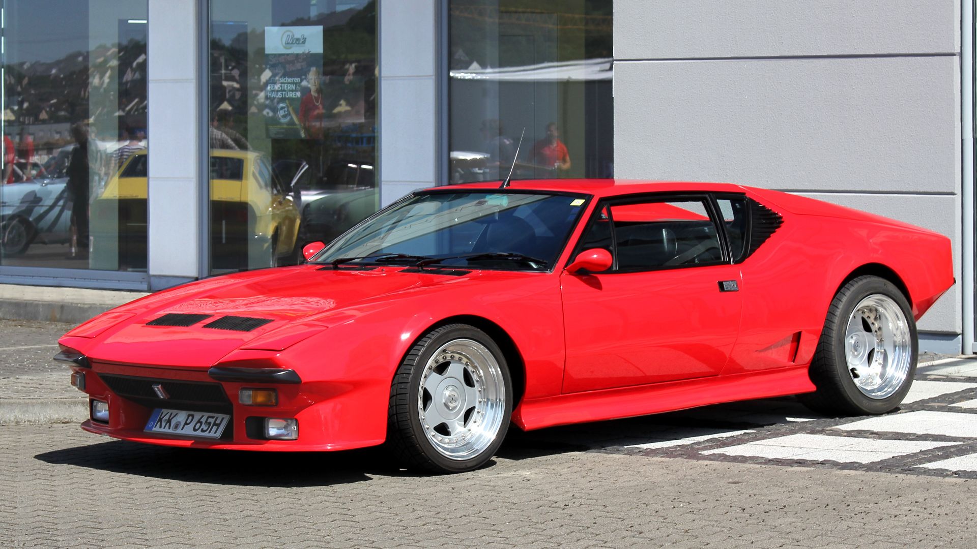 De Tomaso Pantera, 8-Zylinder-Ford-Motor, 5769 cm³, 330 PS; Bauzeit 1971 bis 1993; beim Old- und Youngtimertreffen des Automobilclubs Mulheim-Kärlich. Das Kennzeichen des abgebildeten Fahrzeugs ist verändert.