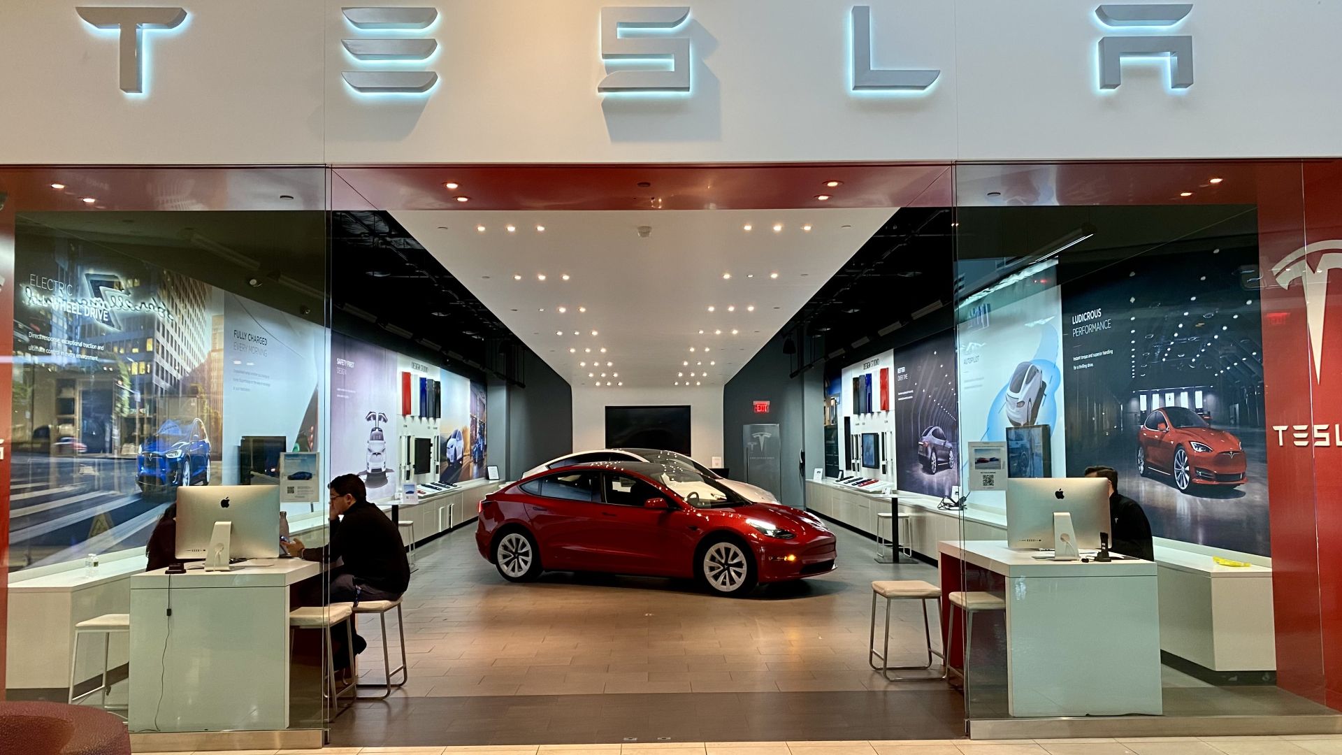 Tesla shop at Dadeland Mall 2022