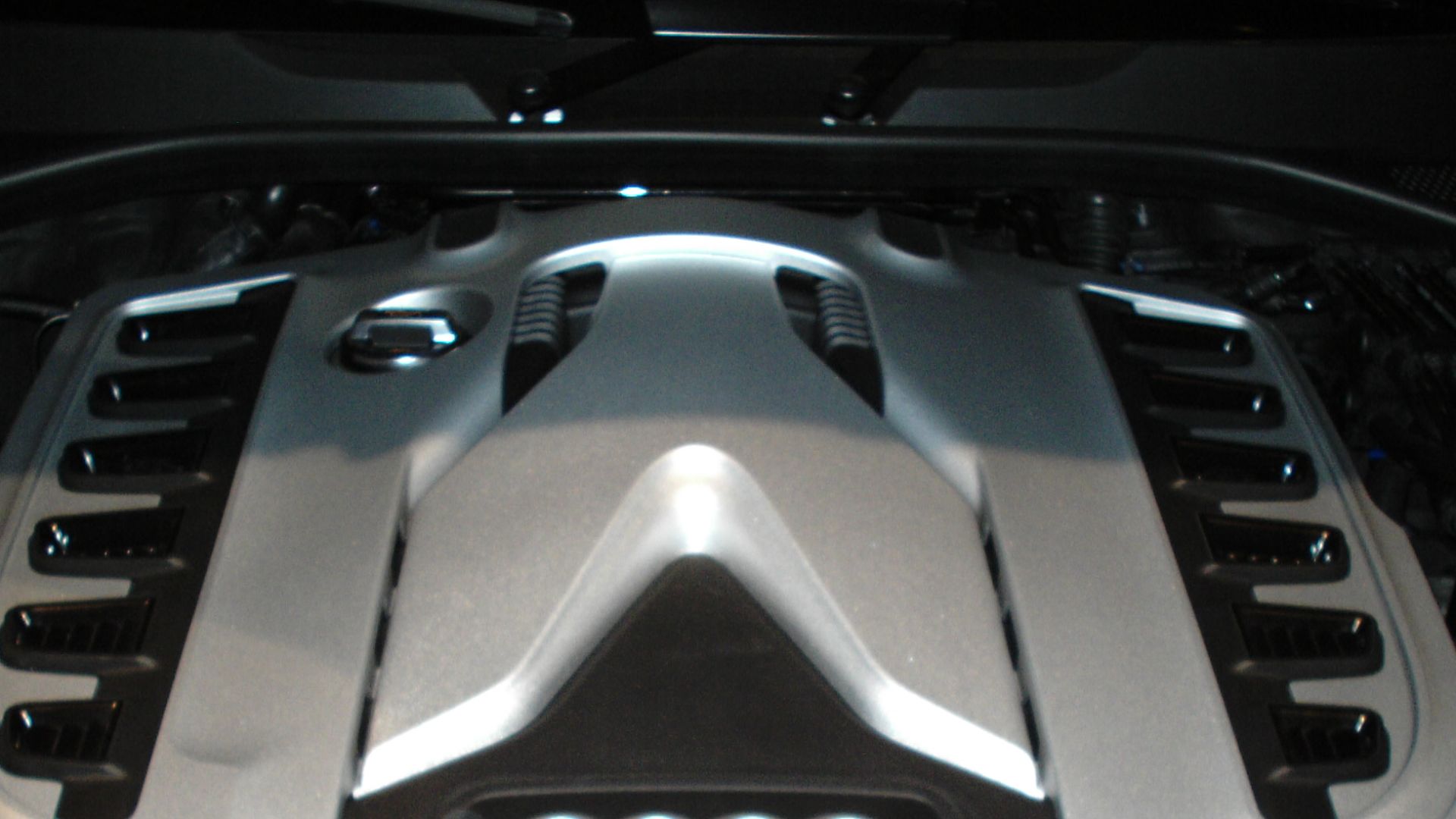 Audi Q7 6.0 liter V12 TDI engine front-view on the AutoRAI 2009