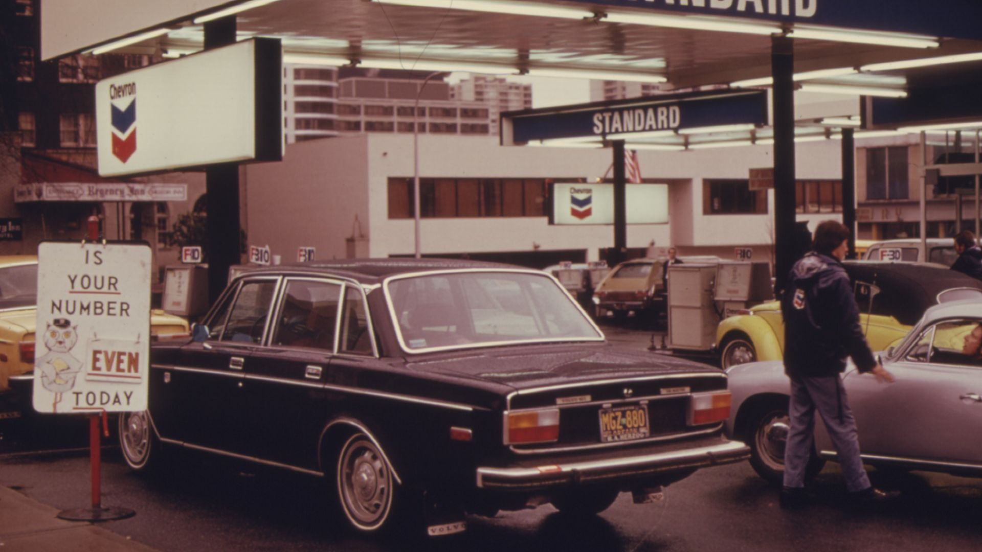 File:OREGON'S ODD-EVEN PLAN REDUCED THE LINES AT GAS STATIONS DURING THE FUEL CRISIS IN THE FALL AND WINTER OF 1973-74.... - NARA - 555498.jpg