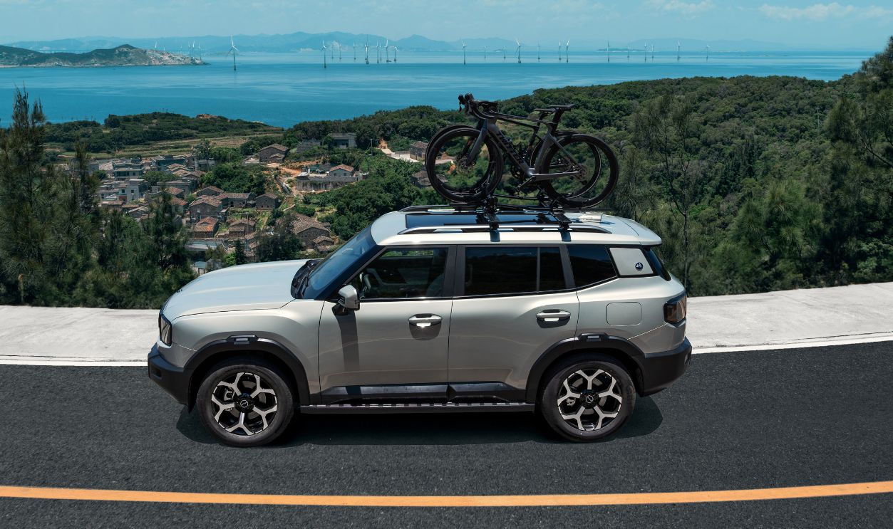 Silver SUV with bicycles on the roof rack