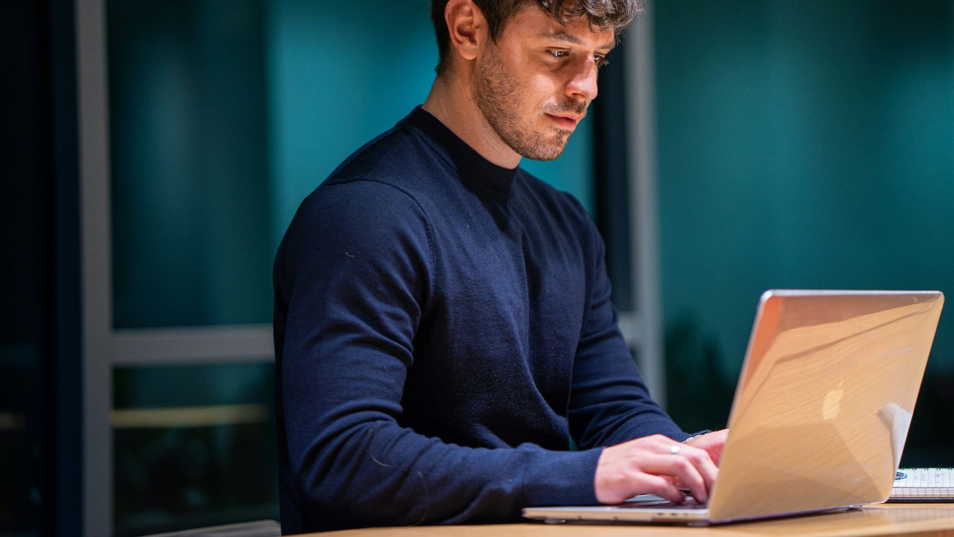 man in black long sleeve shirt using macbook
