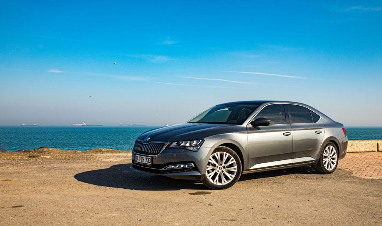 A sleek modern car parked by the sea in Samsun, Turkiye, capturing a serene coastal landscape