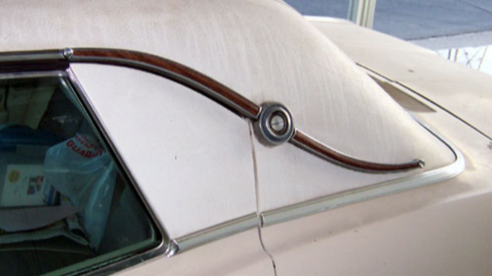 Landau bar on a 1967 en:Ford Thunderbird. Photo by en:User:Morven.