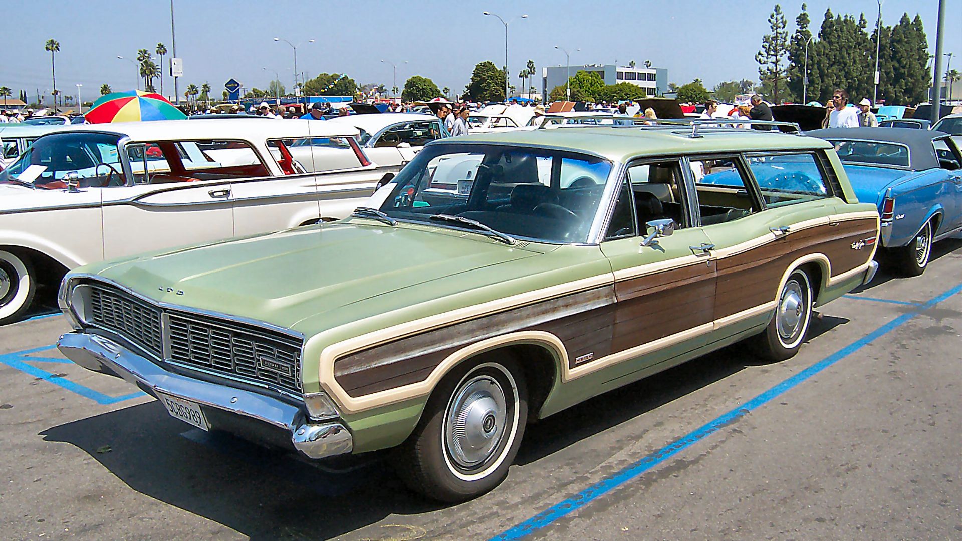 File:1968 Ford LTD Country Squire.jpg