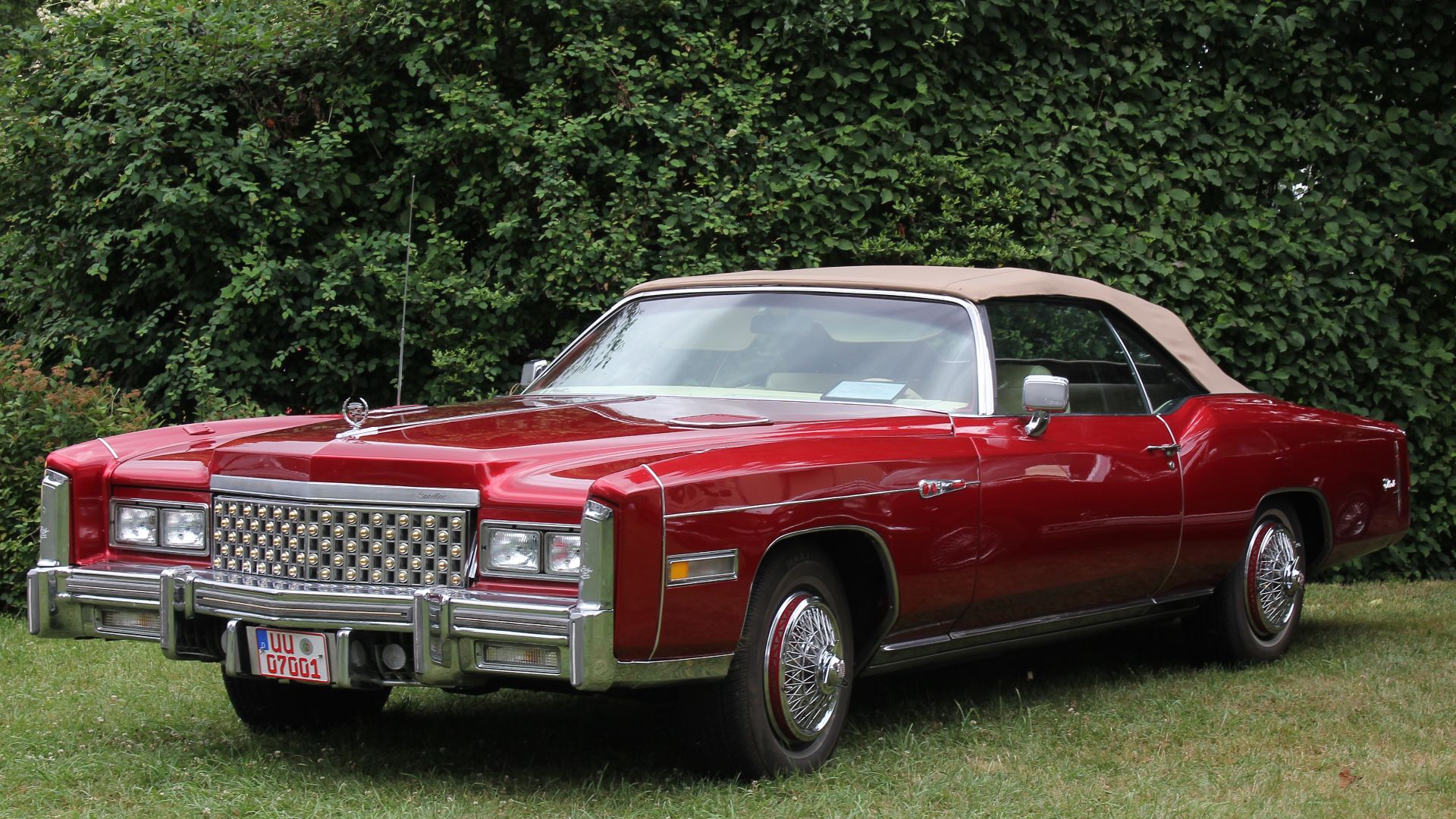 Cadillac Eldorado Cabriolet, Baujahr 1975, 8,2-Liter-Motor, 195 PS, Gewicht des Fahrzeugs: 2,98 Tonnen, Länge: 5,64 Meter, Höchstgeschwindigkeit: 195 km/h, Verbrauch auf 100 km: 22 Liter bei gleichbleibend 100 km/h; Radzierblenden und Dekoration des Kühle