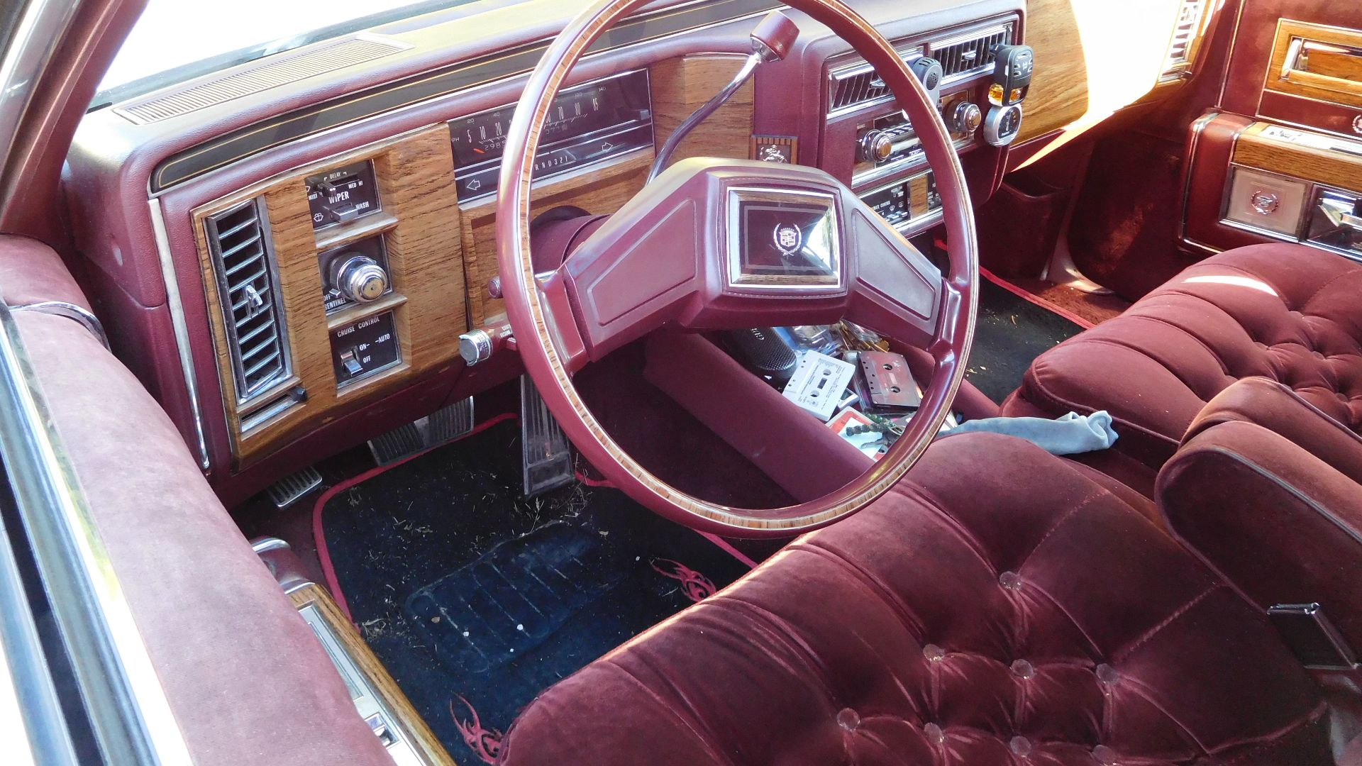 Cadillac Fleetwood Brougham : tableau de bord. Au parc Voulgre, Mussidan (Dordogne, France).