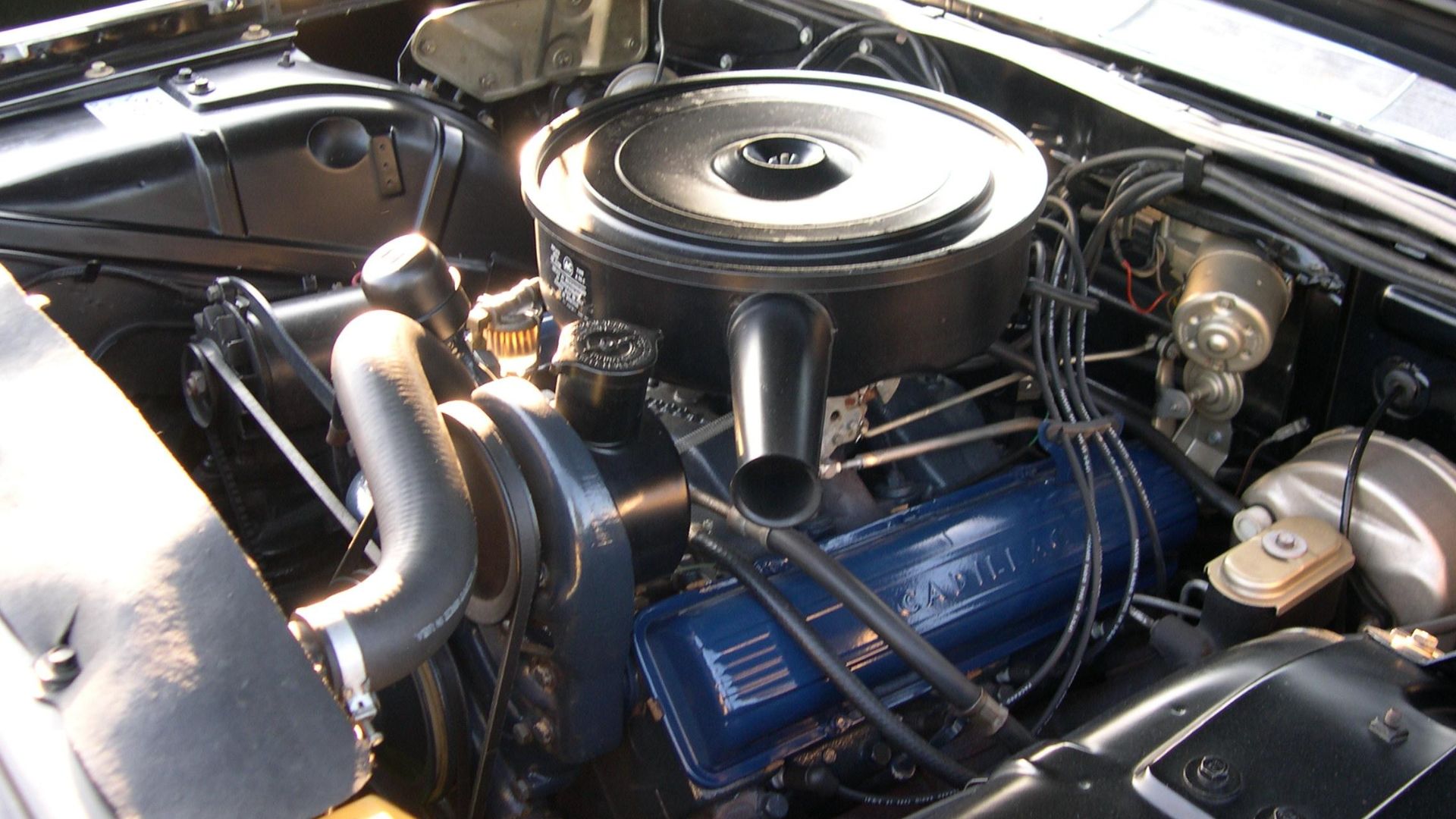 File:1962 Cadillac Series 62 390 engine.jpg