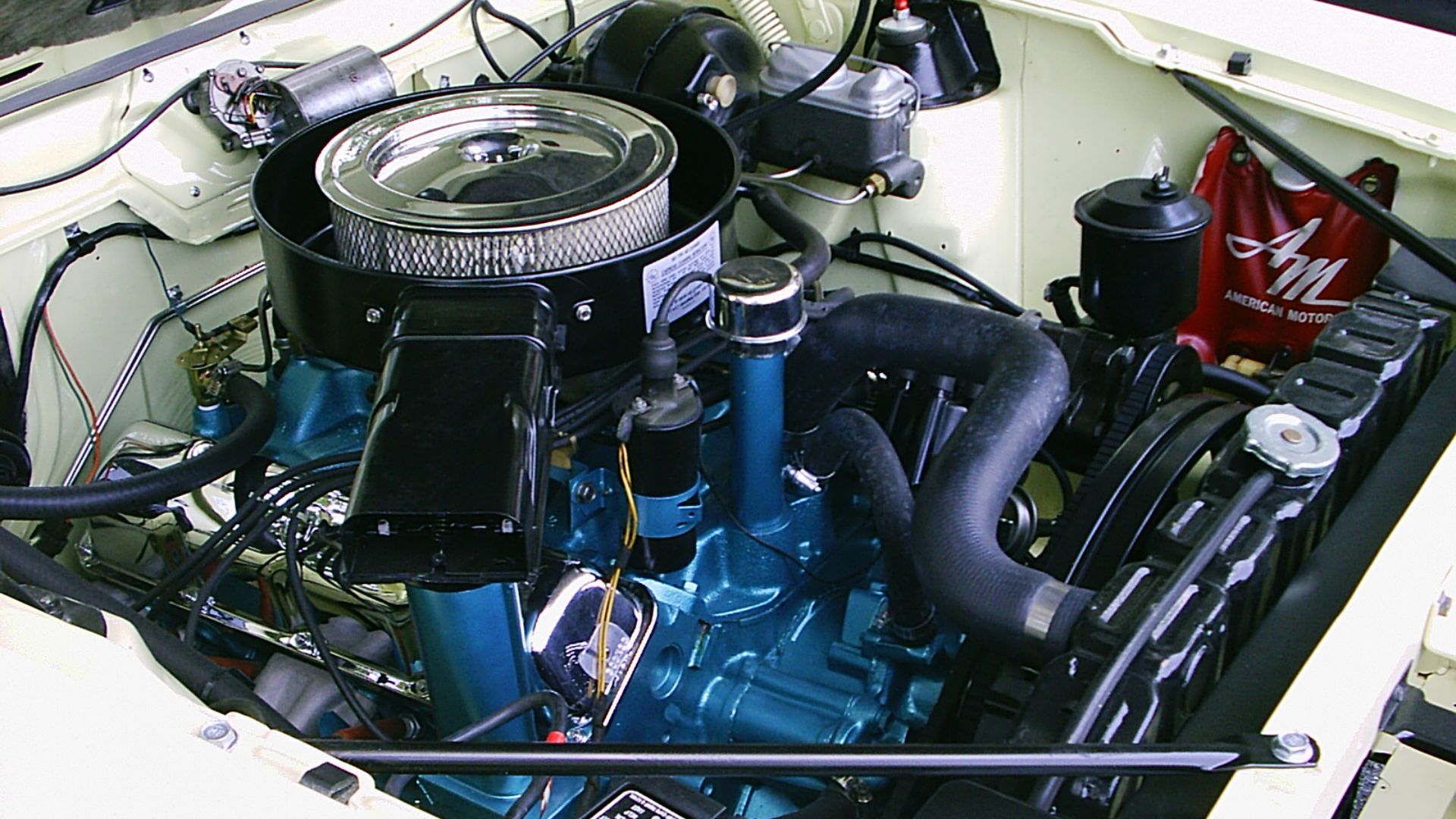1970 Javelin SST 390 CID (6.4 L) 315 hp (235 kW) V8 engine bay. Automobile built by American Motors Corporation (AMC). A muscle