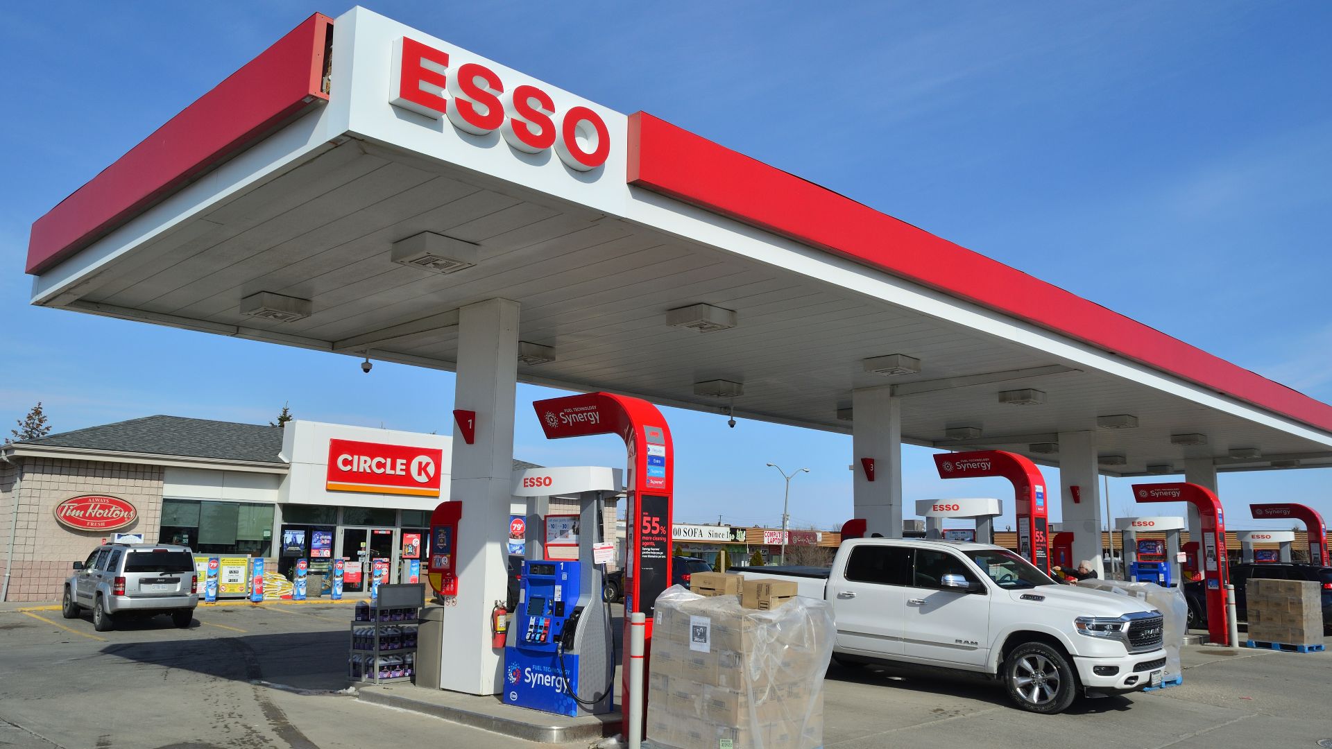 Esso gas station - Address: 10579 Yonge St, Richmond Hill, ON L4C 3C5