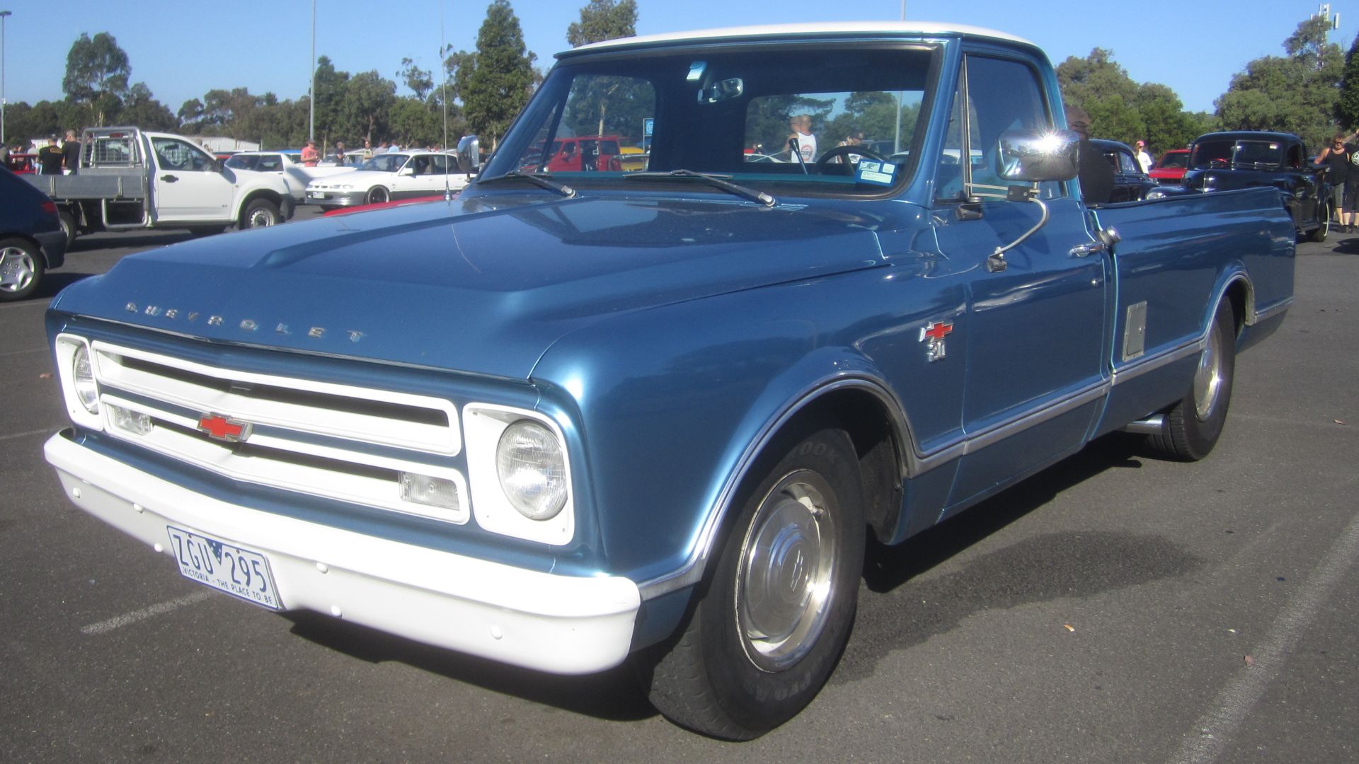 This is the 1st year of the 2nd generation C/K pickups, not only a more modern look but it got more comfort, including a coil spring trailing arm rear suspension option.
Available in 1/2 ton C10, 3/4 ton C20 and 1 ton C30. the K10 was the 4WD version
In 1
