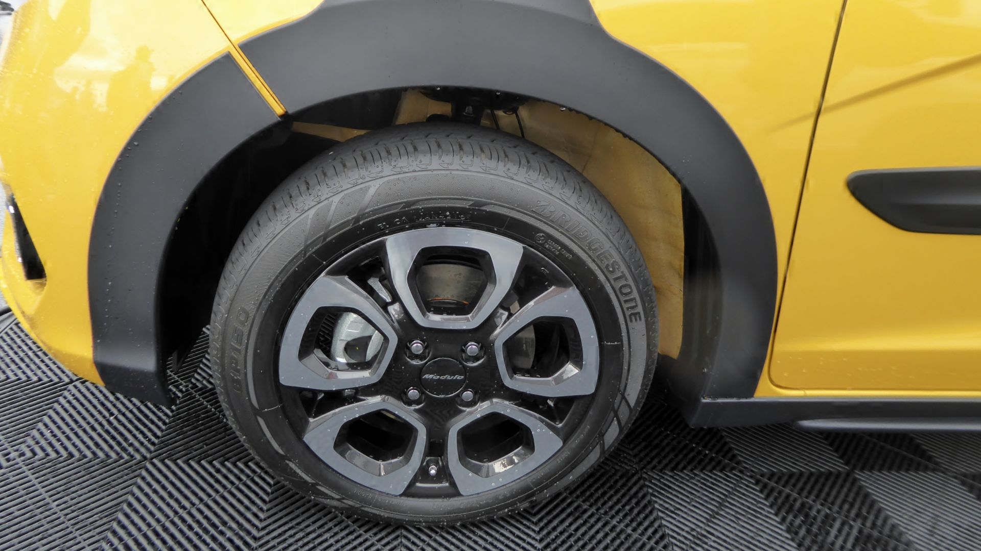 DAA-GP5型ホンダ・フィットハイブリッドクロススタイルのホイールを撮影。
