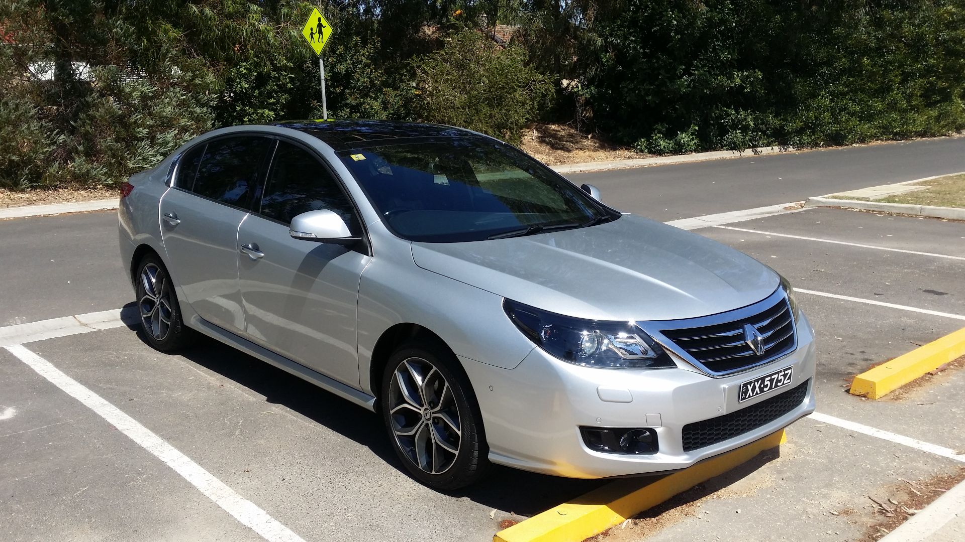 Ok, so it was a little warm today, +44 degrees and I thought it was time to go out and take some pictures of my new wheels.
I bought it from a Renault dealership (Brighton Renault) in Victoria and the price was simply too good to go past. Having only two 