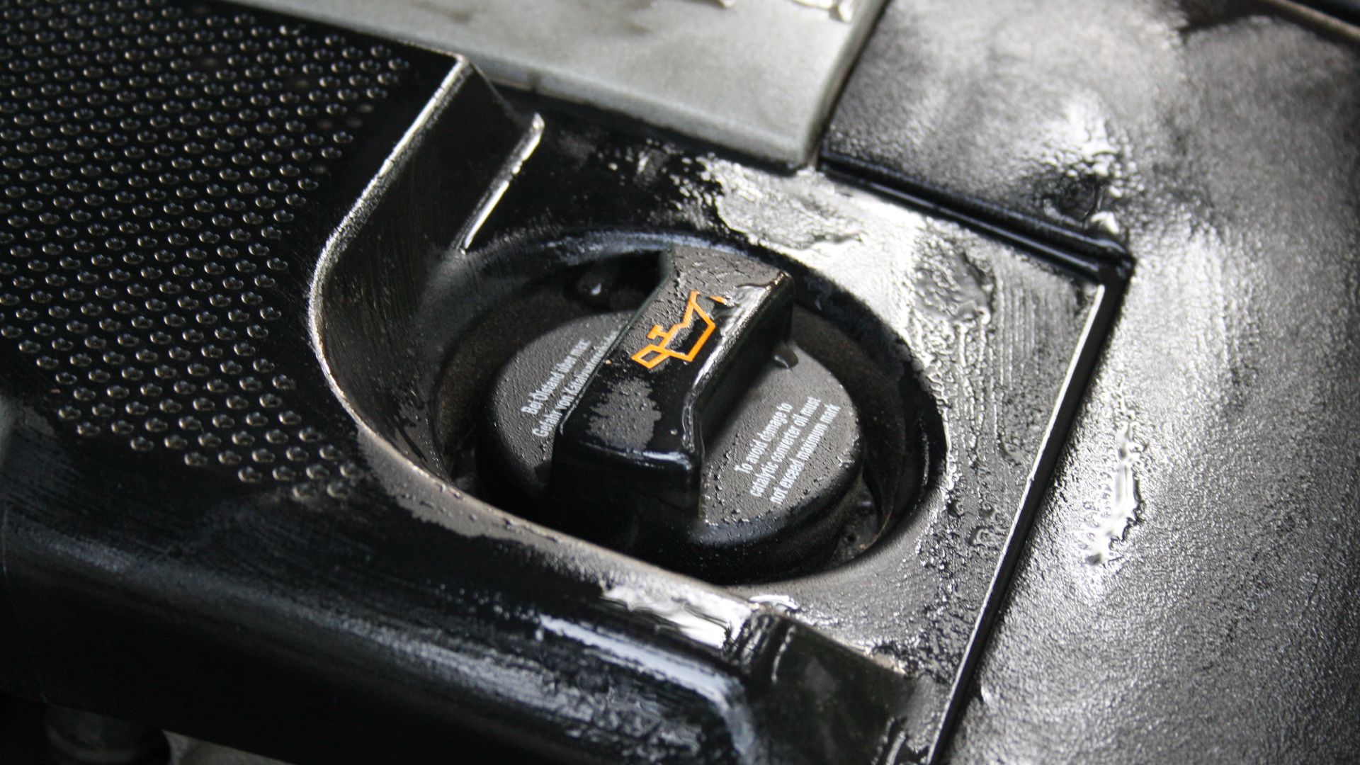 Cover of refill oil tank in 1,2 HTP engine in Škoda Fabia I.