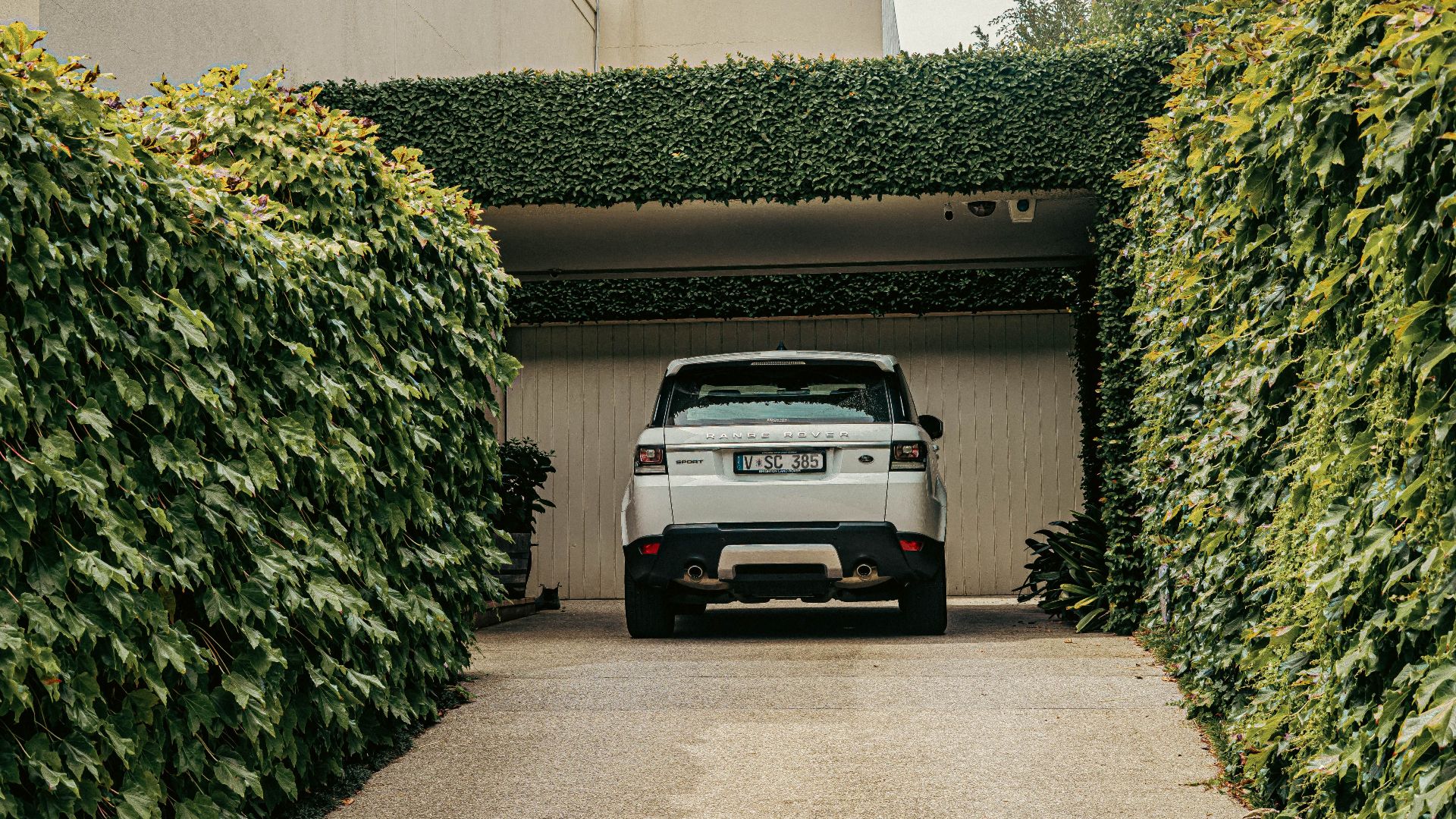 Contemporary house exterior with ivy-covered entry in Melbourne, Australia.