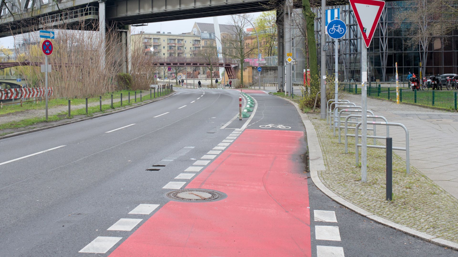 Geschützter Radfahrstreifen Tempelhofer Damm Ecke Luckenwalder Straße