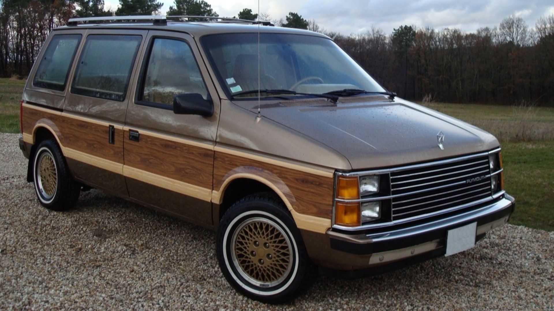 A 1985 Plymouth Voyager LE. The alloy wheels are from a 1989 Voyager LX.