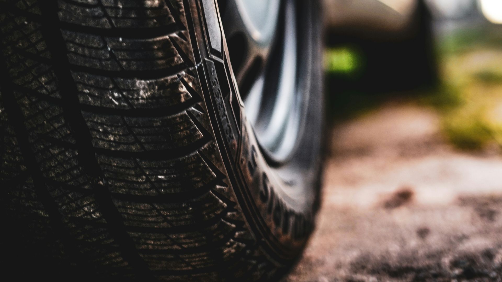 shallow focus photography of car tire