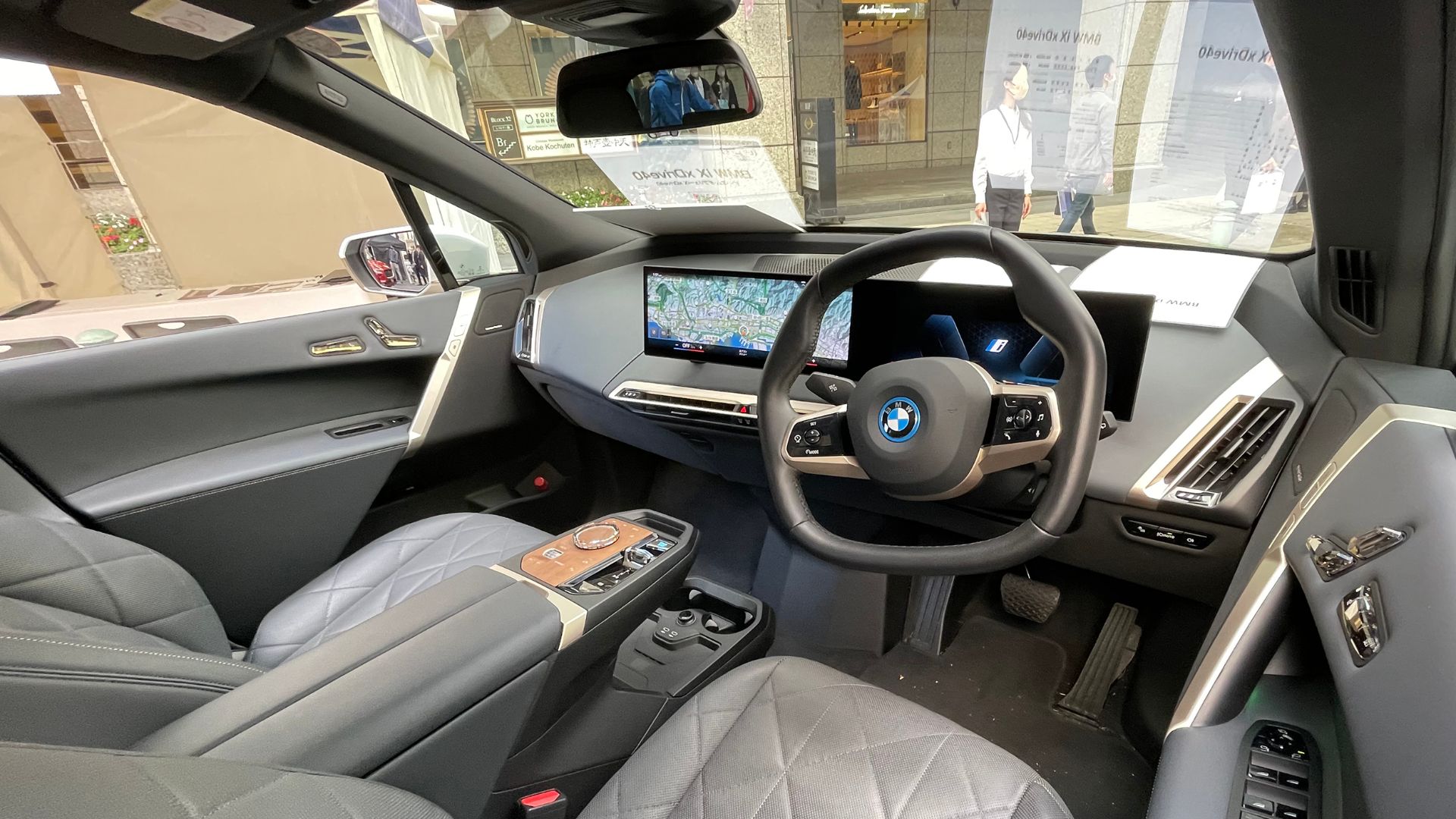 ZAA-12CF89S型BMW・iX xDrive40のインテリアを撮影。