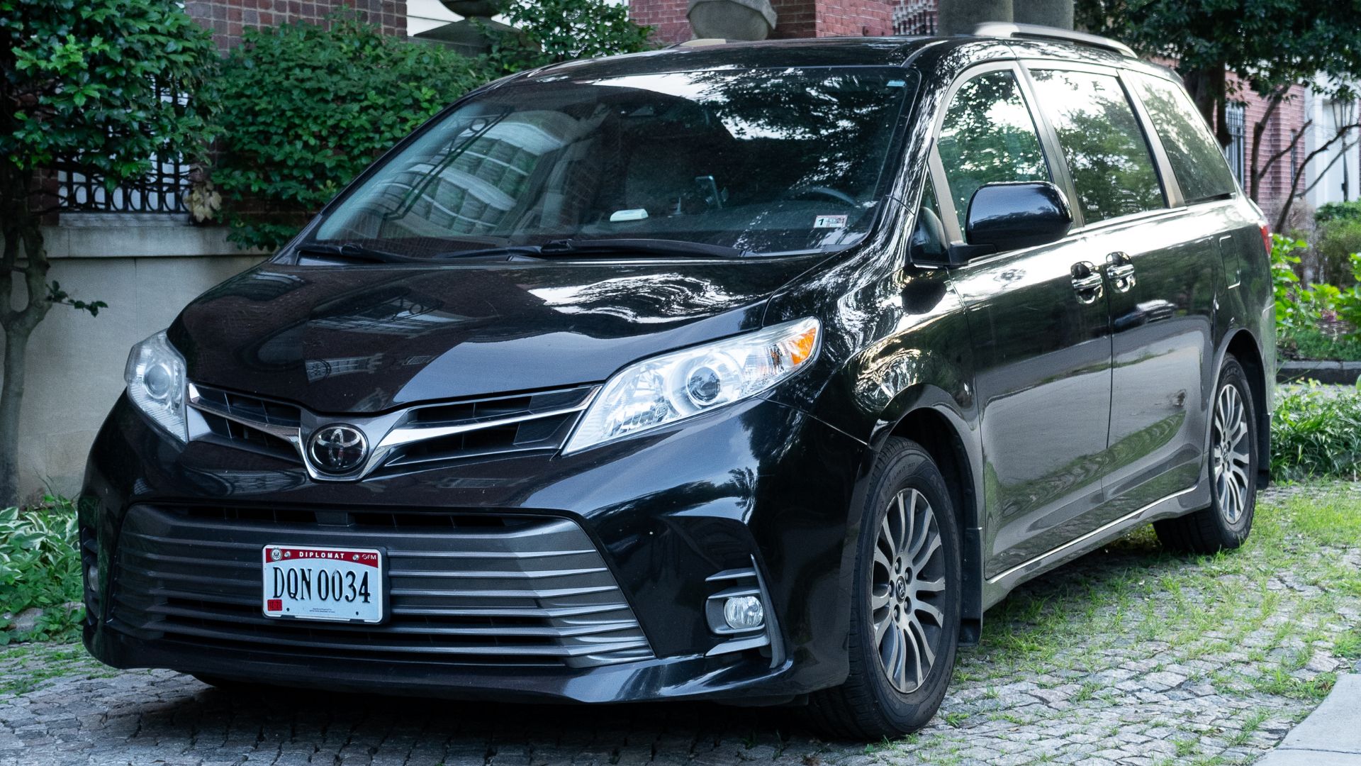 Toyota Sienna (XL30) Embassy of the Lao People's Democratic Republic in Washington DC, USA