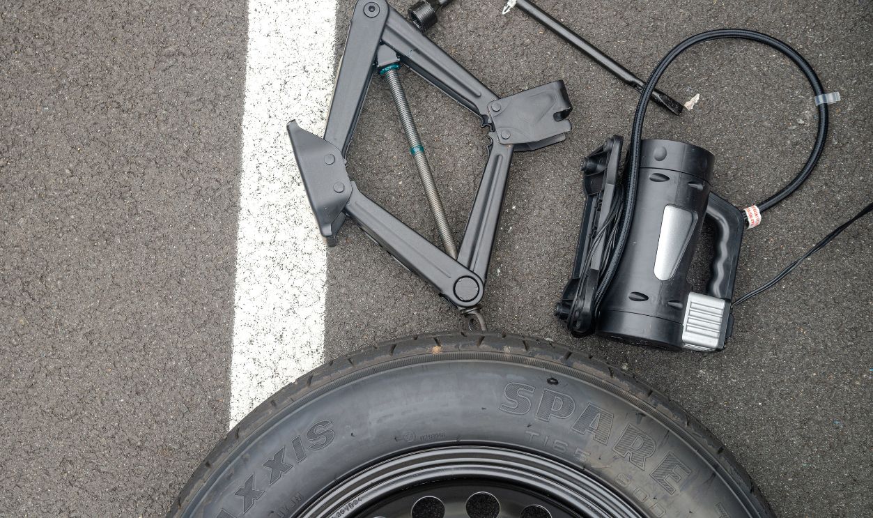 Leesburg. Virginia, USA. July 15. 2022. Emergency repairs on the road. Replacing a punctured wheel with a temporary car wheel on the road