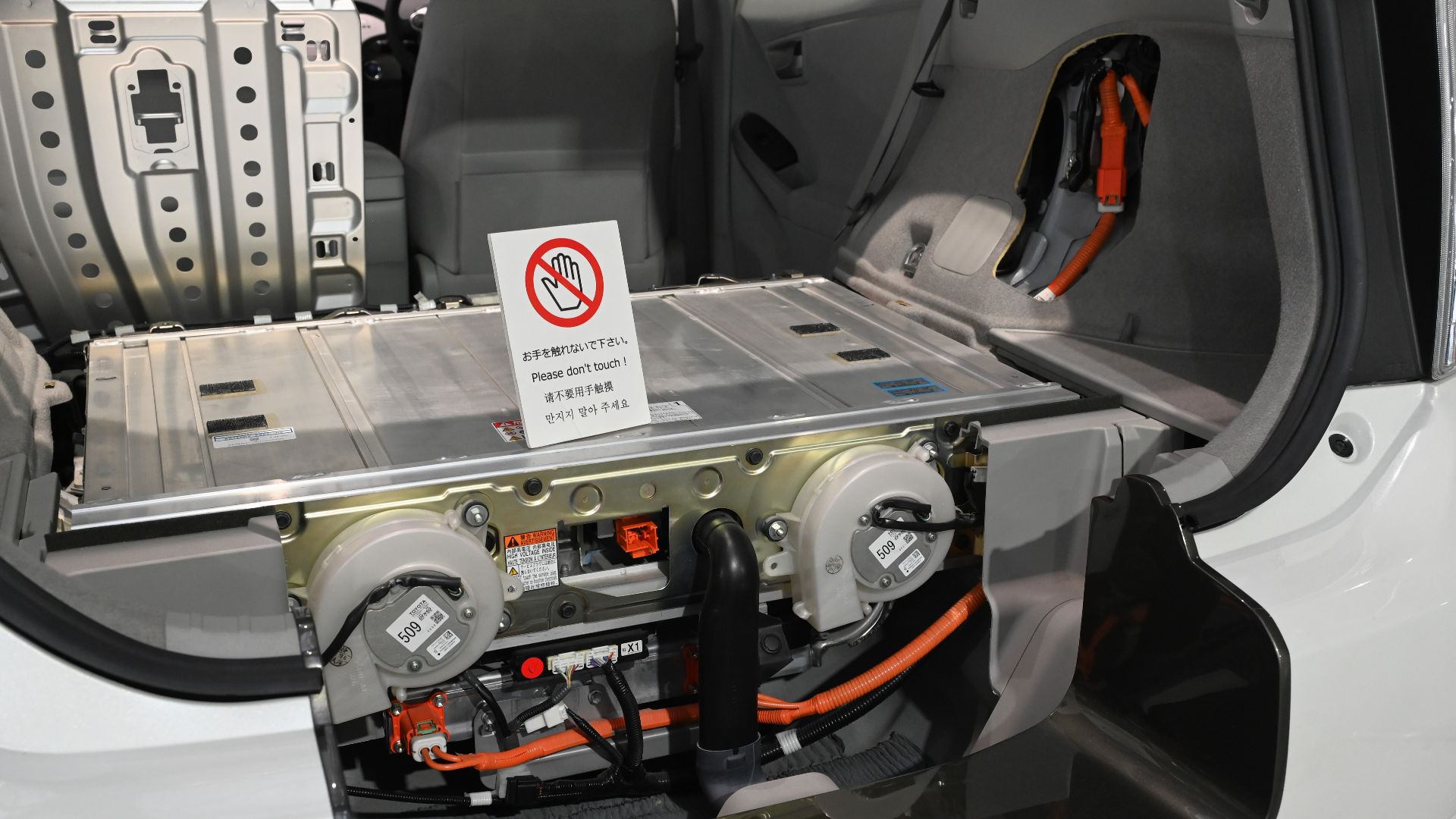 Toyota Prius PHV ZVW35 cutaway