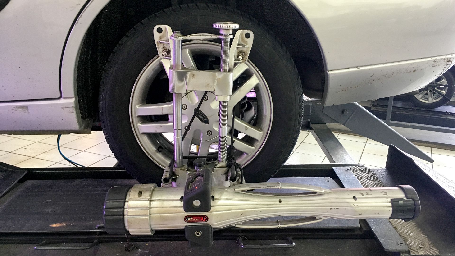 Wheel alignment of a Ford Focus sedan
