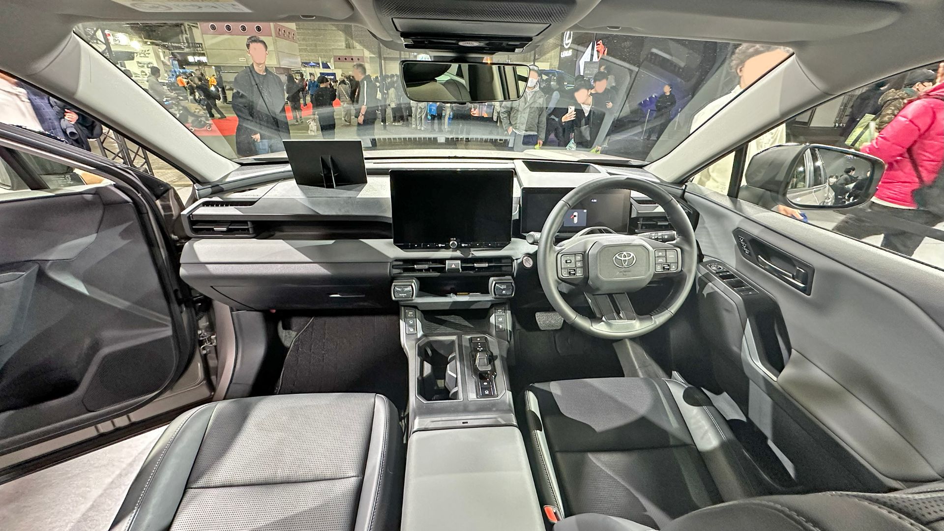 大阪モーターショー2025において6AA-AXAN64-ANXGB型トヨタ・RAV4 HEV Z（展示時点では「CORE」グレード）を撮影。