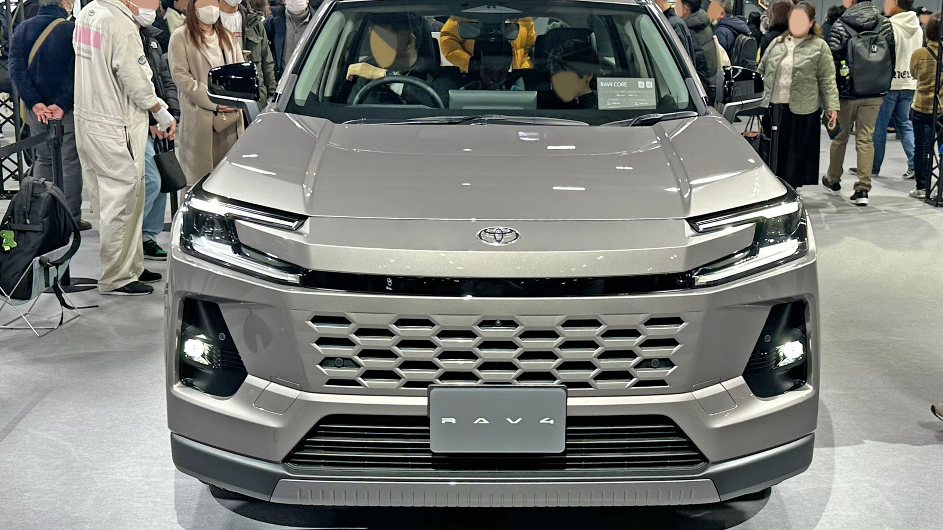 大阪モーターショー2025において6AA-AXAN64-ANXGB型トヨタ・RAV4 HEV Z（展示時点では「CORE」グレード）を撮影。