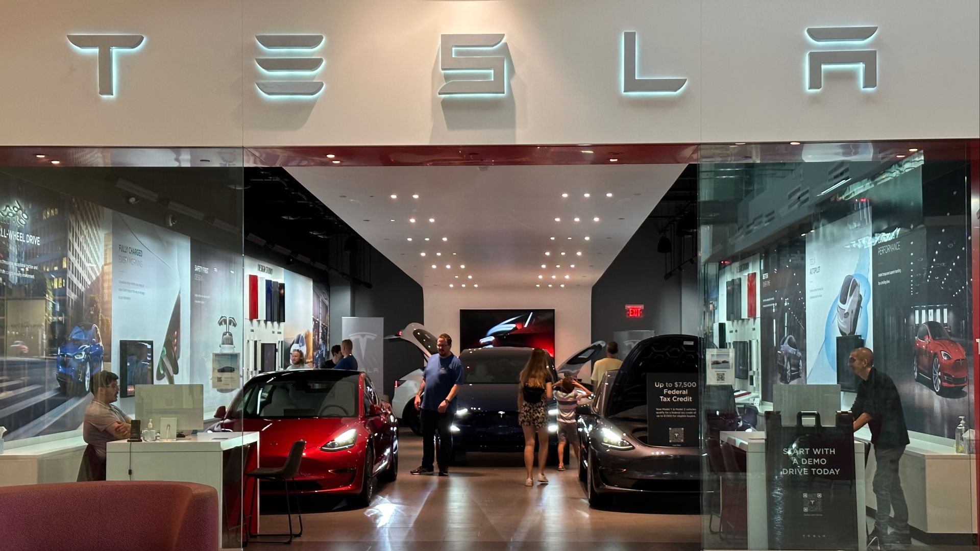 Tesla Showroom Dadeland Mall, Miami Florida 9 June 2023