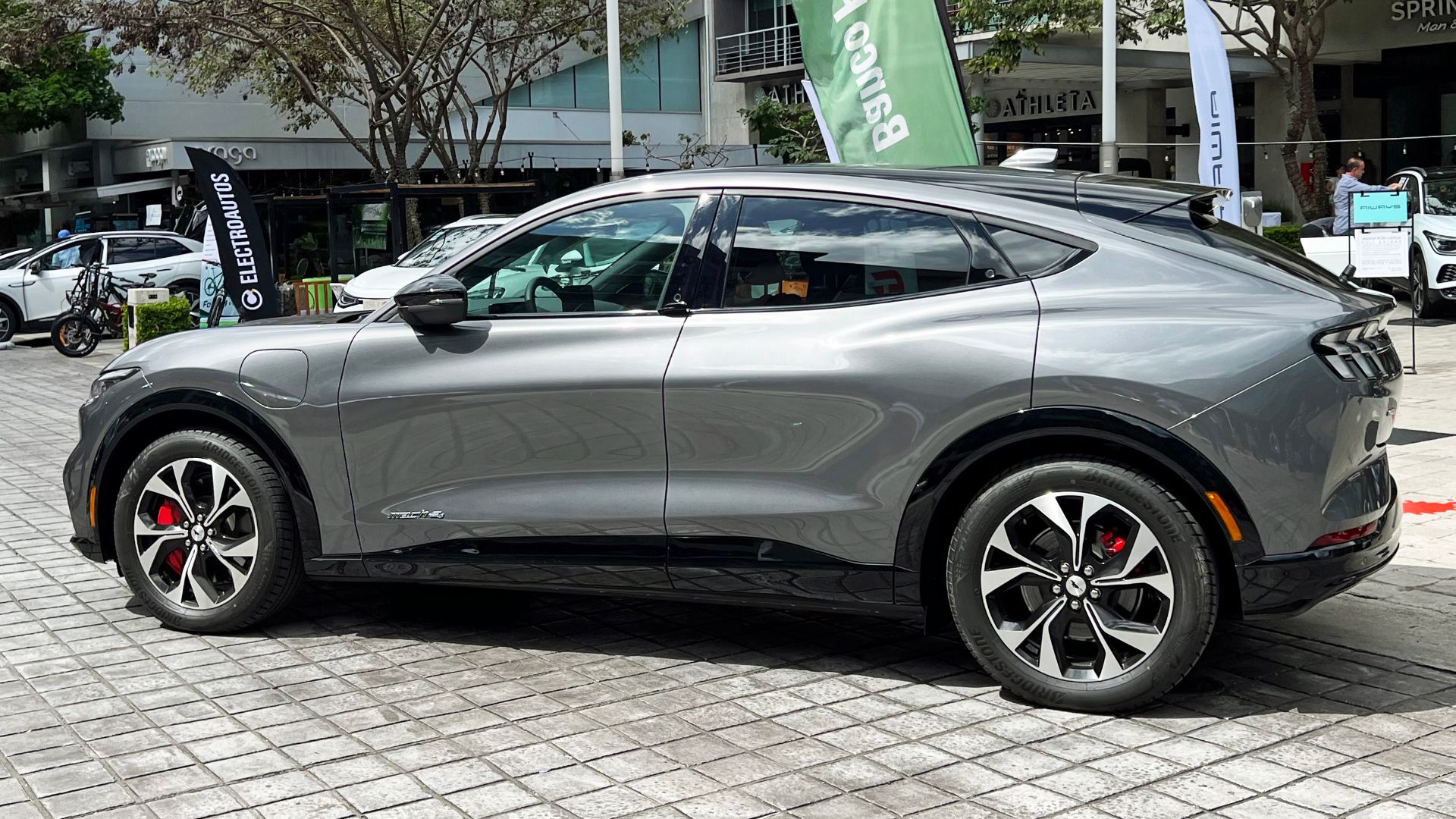 Lateral view of the Ford Mustang Mach-E in Escazú, Costa Rica