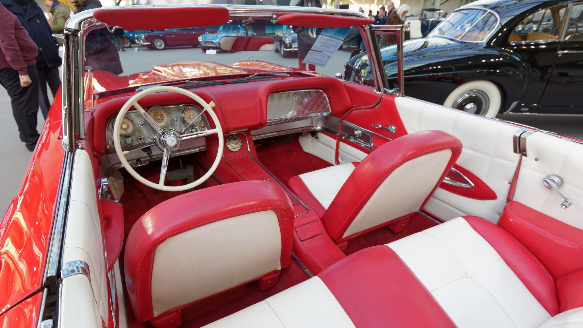 Un des véhicules présenté lors de la vente aux enchères Bonhams 2015 au Grand Palais de Paris.