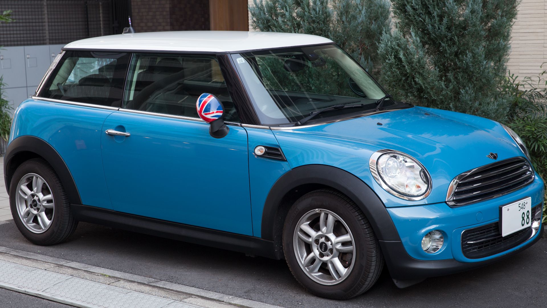 2013 Mini Cooper (DBA-SU16 in Japan) in Kite Blue (or is this Oxygen Blue???), R56 facelift model.