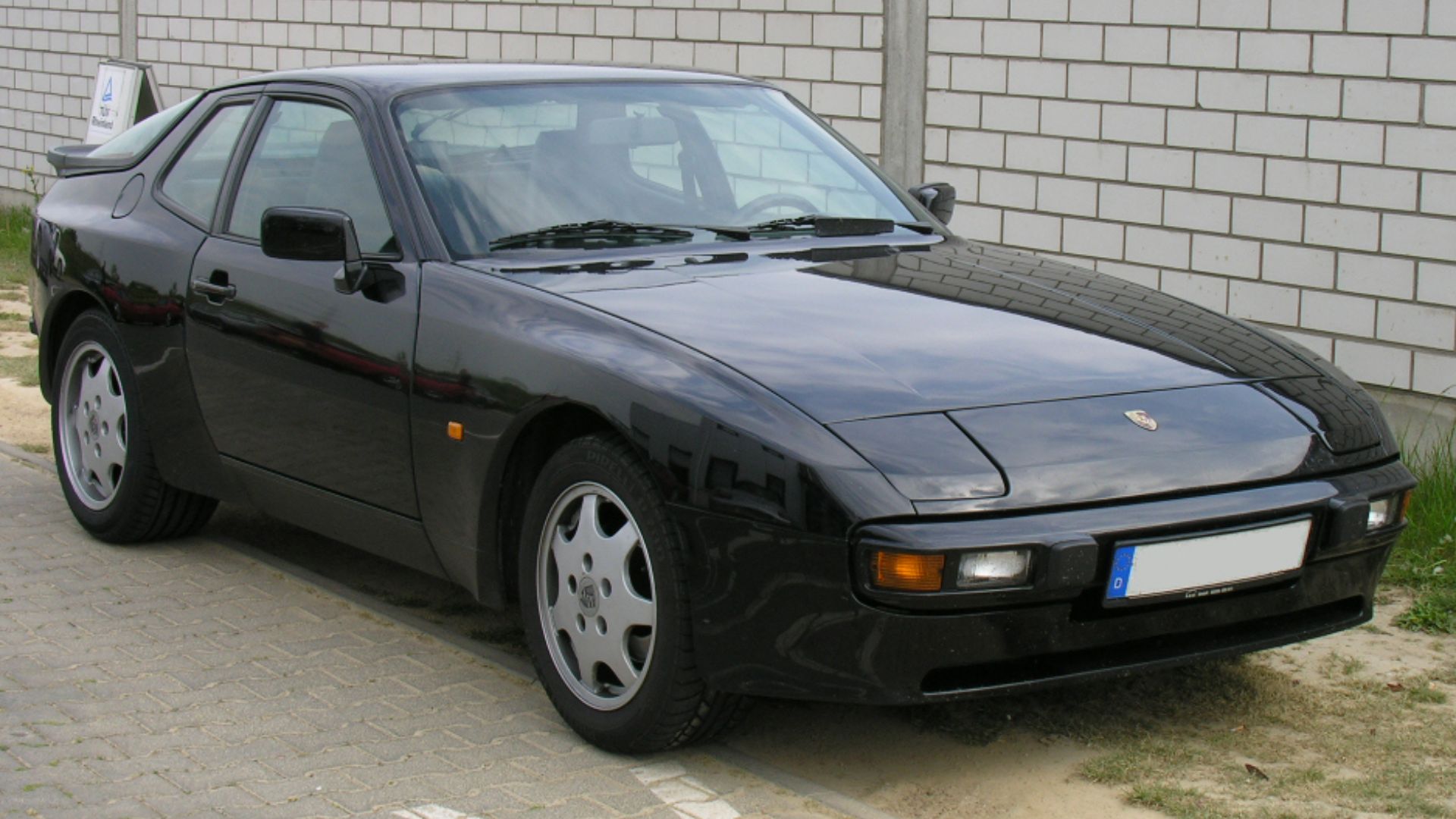 Black Porsche 944 S frontview in Rheinbach, Germany.