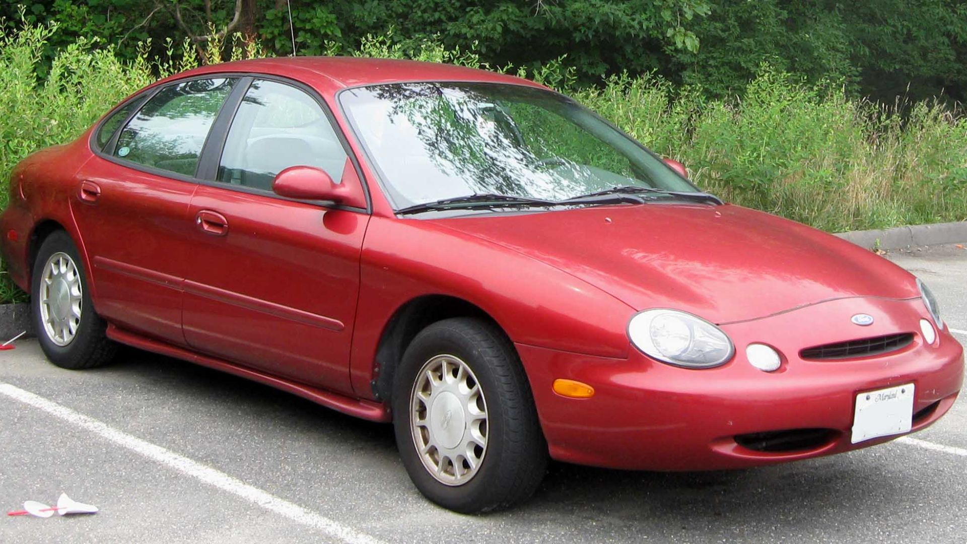 1996-1997 Ford Taurus photographed in College Park, Maryland, USA.