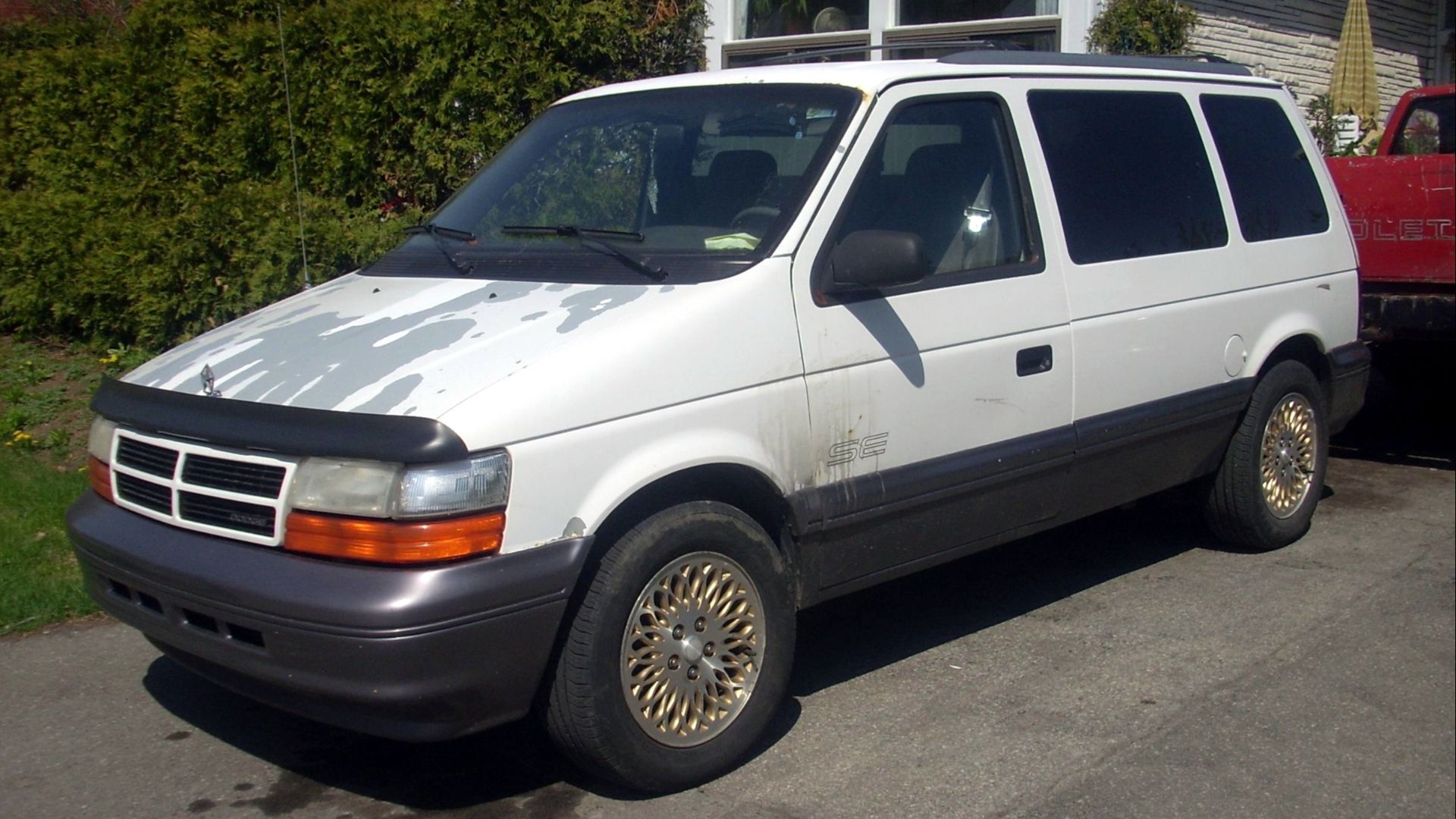 1994-1995 Dodge Caravan photographed in Montreal, Quebec, Canada.