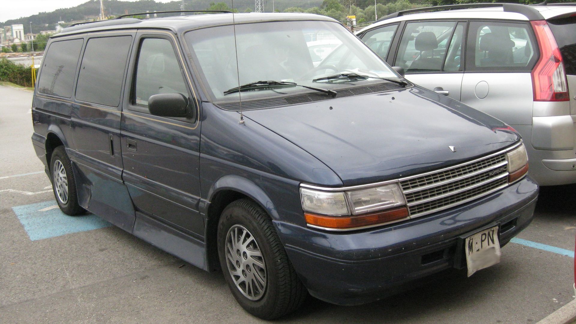 Not much of a rare foreign car because we have this badged as Chrysler but still I loved finding it, shamely it didn't seem to be very well cared, the paint had many dents and sadly the nice Chrysler bonnet ornament was mising.
It was prepared for handica