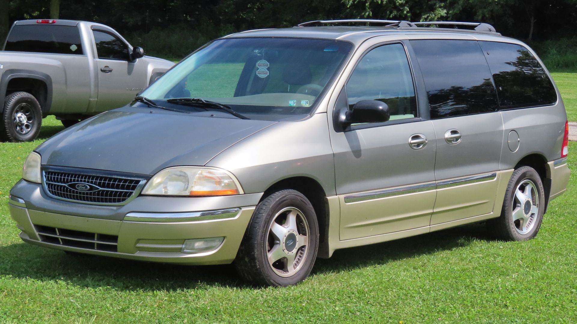 1999 Ford Windstar SEL photographed in Rogers, Ohio. Finished in Spruce Green Metallic.