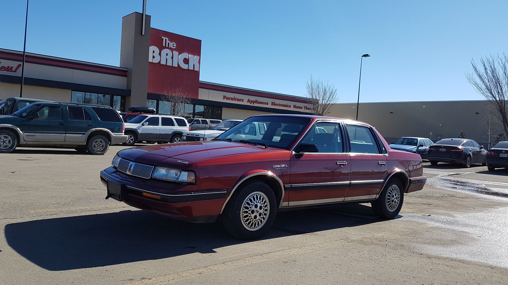 A Oldsmobile Cutlass Ciera SL looking like almost new. I think this one is a 1990 since it has the face lifted tail lights but still has the International series badges.