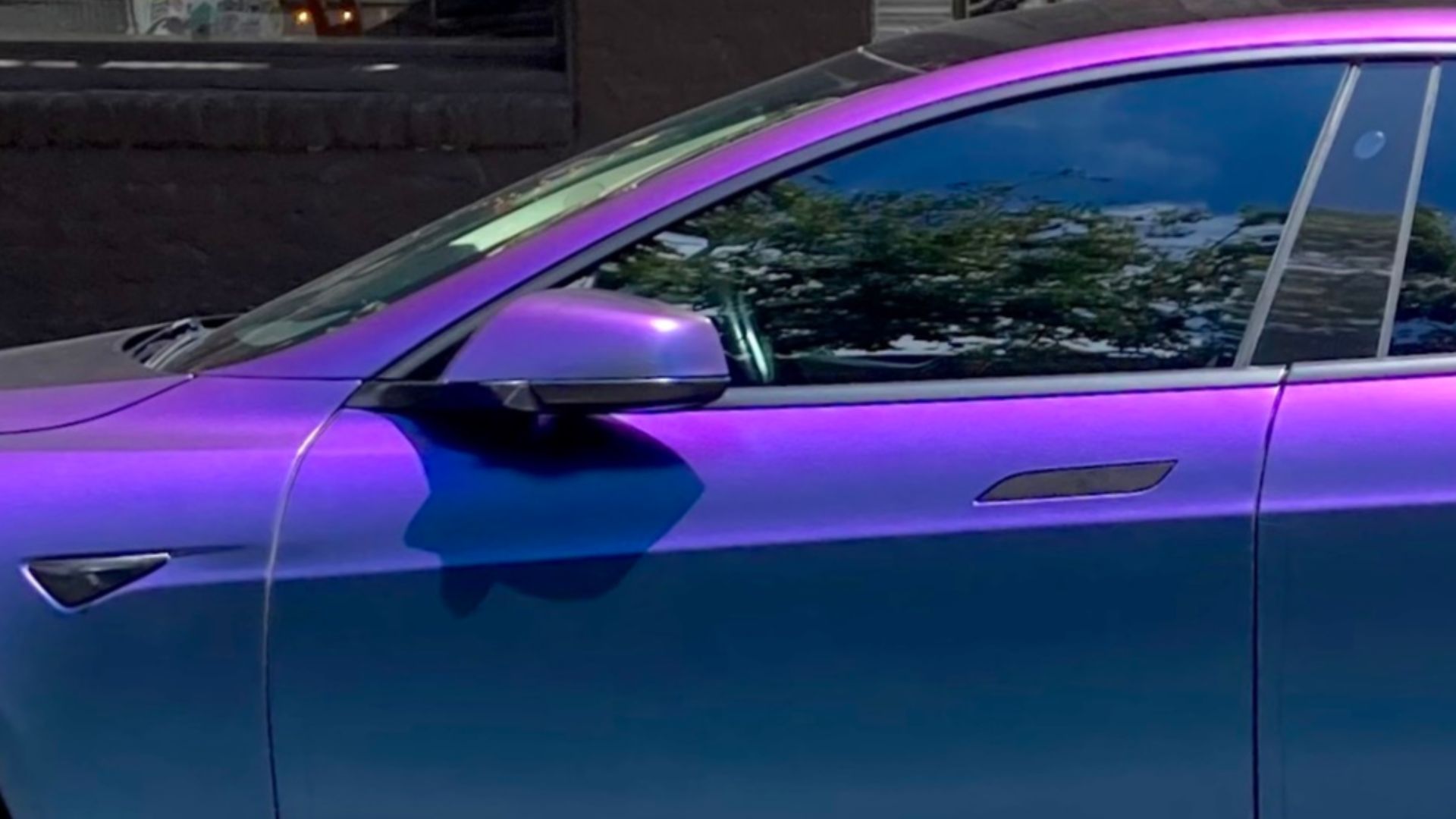 I spoke with the owner and she said she really liked the way the paint changed color depending on the light and view angle. She was proud of it and that seems like an obvious reaction. Pretty car!
Inspired by  S. Herschel, below, I made a study of Tesla d