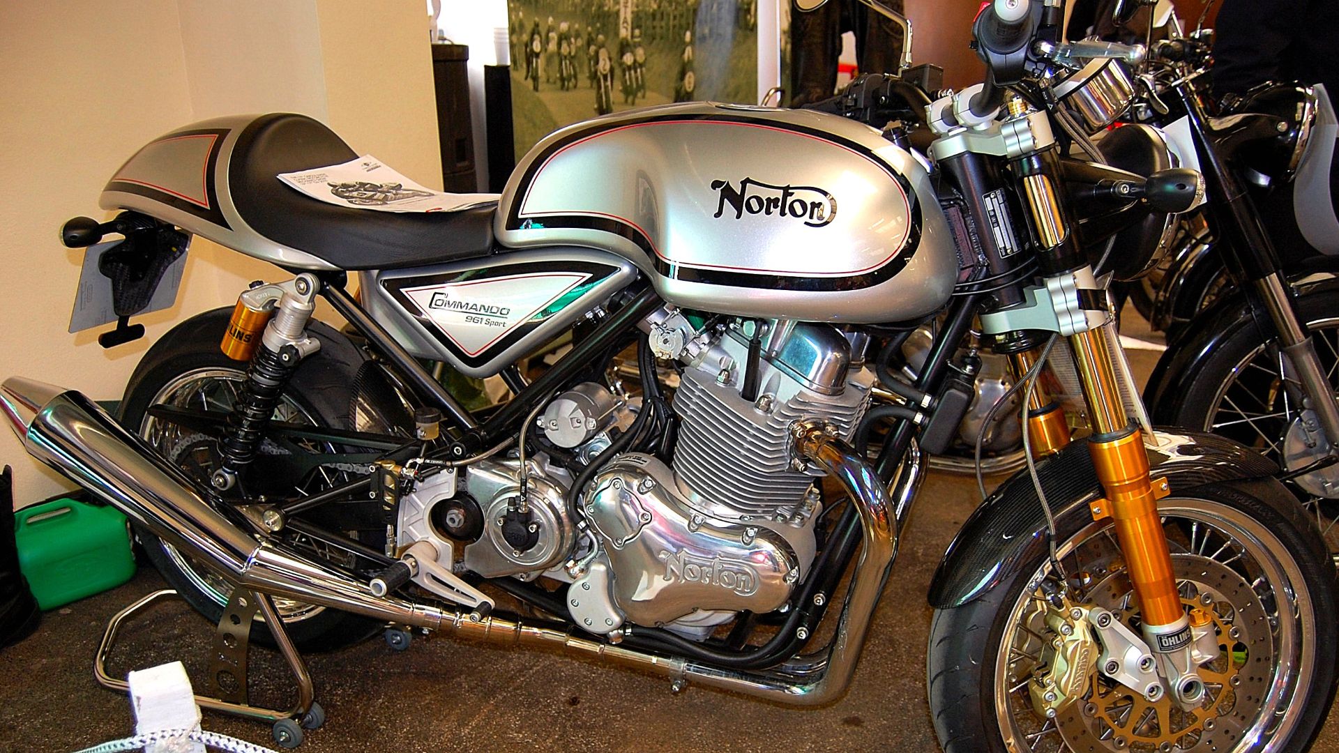 The Norton 961/SS Commando is a motorcycle that was produced by Norton Motorcycles, the Oregon based company that bought the rights to the Norton brand name. Owner Kenny Dreer progressed from restoring and upgrading Norton Commandos to producing whole mac