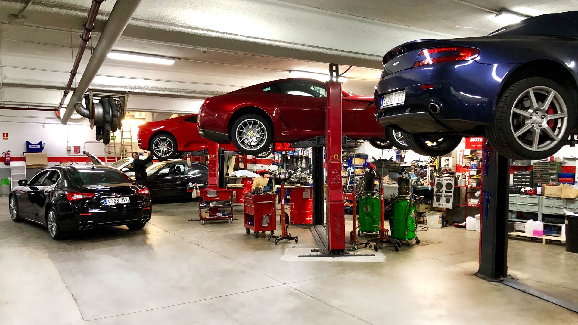 fotografía de un taller de segunda mano, distribución con permiso del propietario siempre que se introduzca enlace a la web del mismo:
 https://arguelles-automoviles.com/coches-segunda-mano en Madrid.