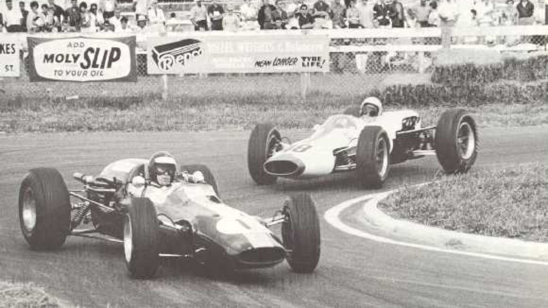 Jim Clark leading Bruce McLaren, 1965 Tasman Series, Pukehoke