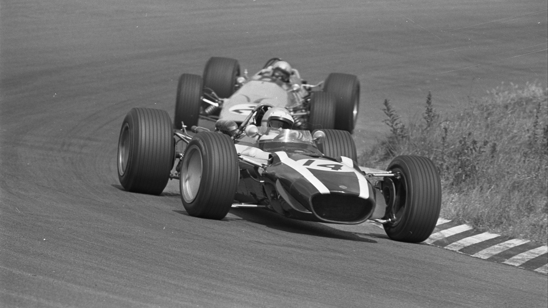 Grand Prix 68 Zandvoort . Nummer 10 John Surtees , nummer 11 Lucien Bianchi , nummer 12 Jackie Ickx /.