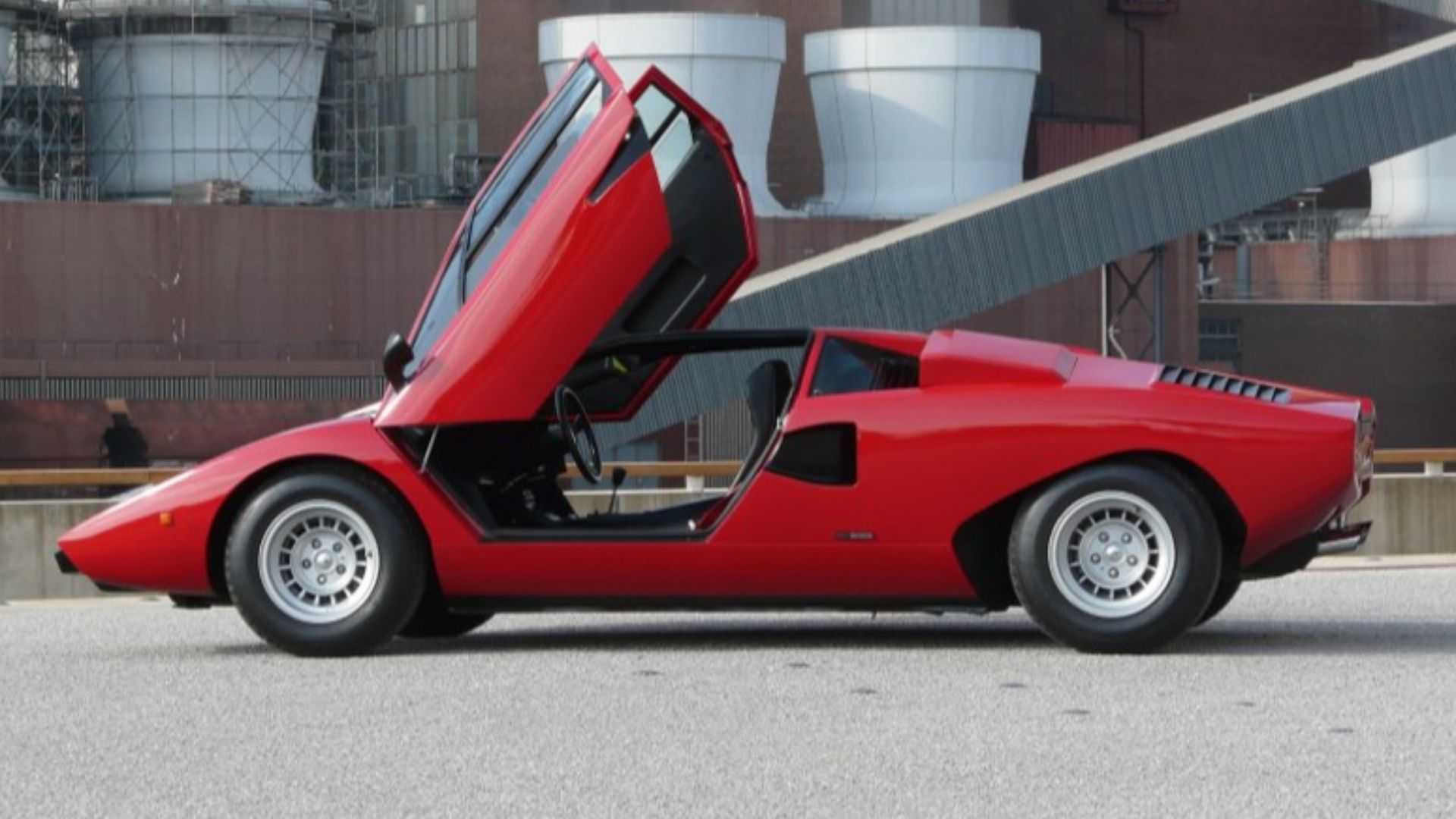 Lamborghini Countach mit geöffneten Scherentüren