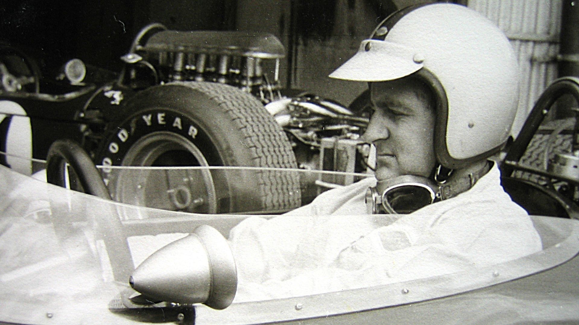 Denis Hulme 1965 im Brabham Climax im Fahrerlager des Nürburgrings