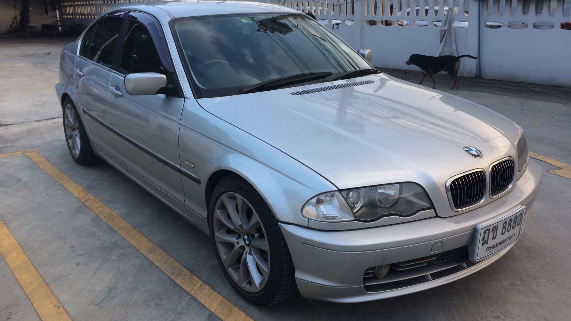 2000-2001 BMW 320i (E46) Sedan (27-10-2017) in Bangkok Thailand.