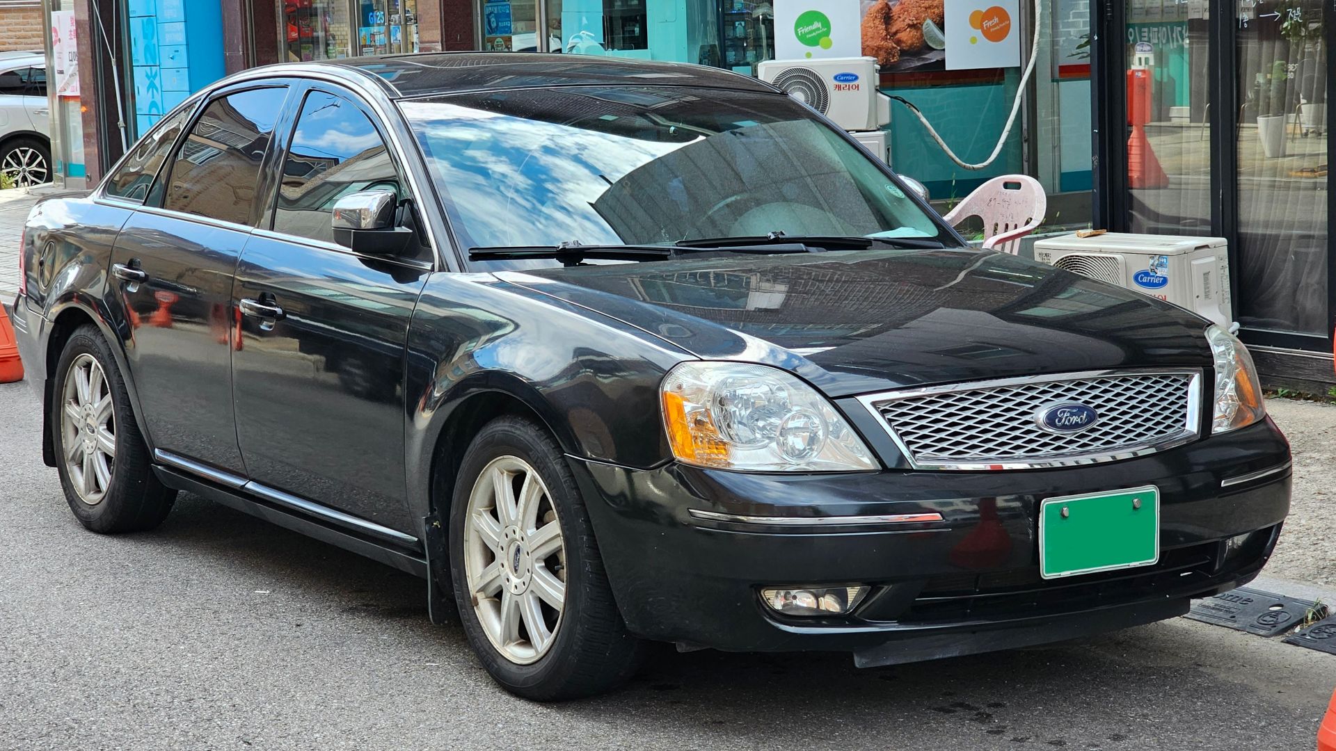 Black Ford Five Hundred Limited sedan.